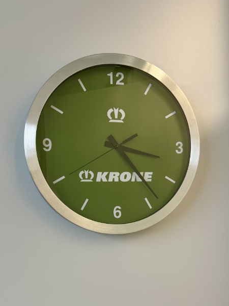 KRONE BACKGROUND-CLOCK GREEN